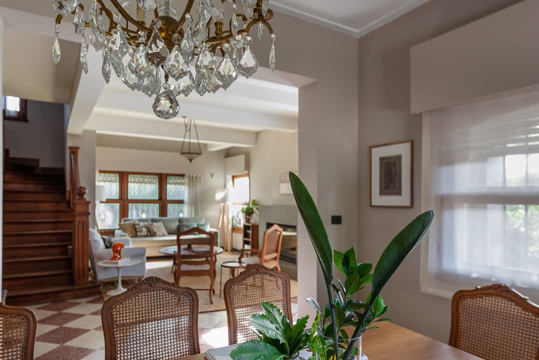 Entrada a una casa ecléctica, atípica, especia